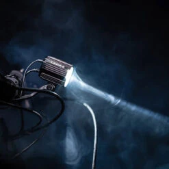 Lezyne Super HB STVZO E1000 Feu Avant Pour Vélo électrique -Vélos Matériel Magasin 4710582549243LezyneSuperHBSTVZOE1000E BikeFrontlicht1 LED ESPHB V104AE Action1